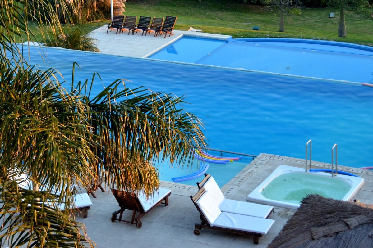 Una piscina cubierta