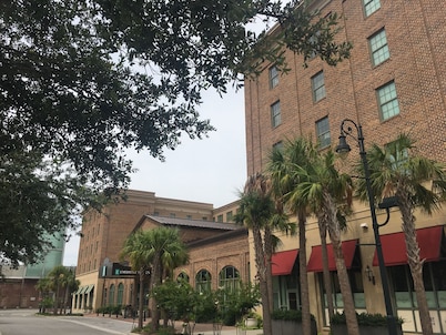 Embassy Suites by Hilton Savannah Historic District