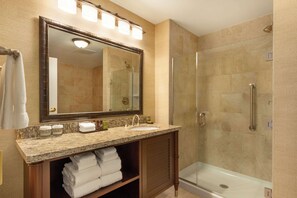 Combined shower/bathtub, free toiletries, towels