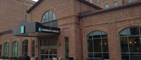 Ein Backsteinhaus mit einem Schild, auf dem "Embassy Suites" steht.