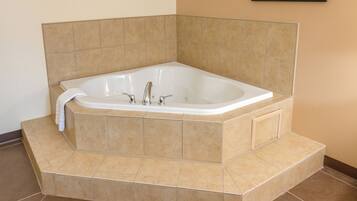 PLAYER'S INN Whirlpool King | Premium bedding, pillowtop beds, in-room safe, desk