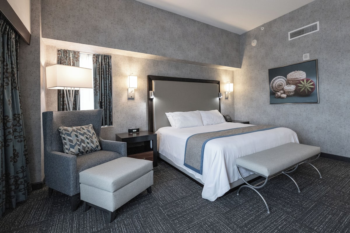 Deluxe Room, 1 King Bed | 1 bedroom, premium bedding, pillowtop beds, in-room safe