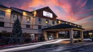 Un hotel con un cartel que dice "Player's Inn" y una entrada cubierta.