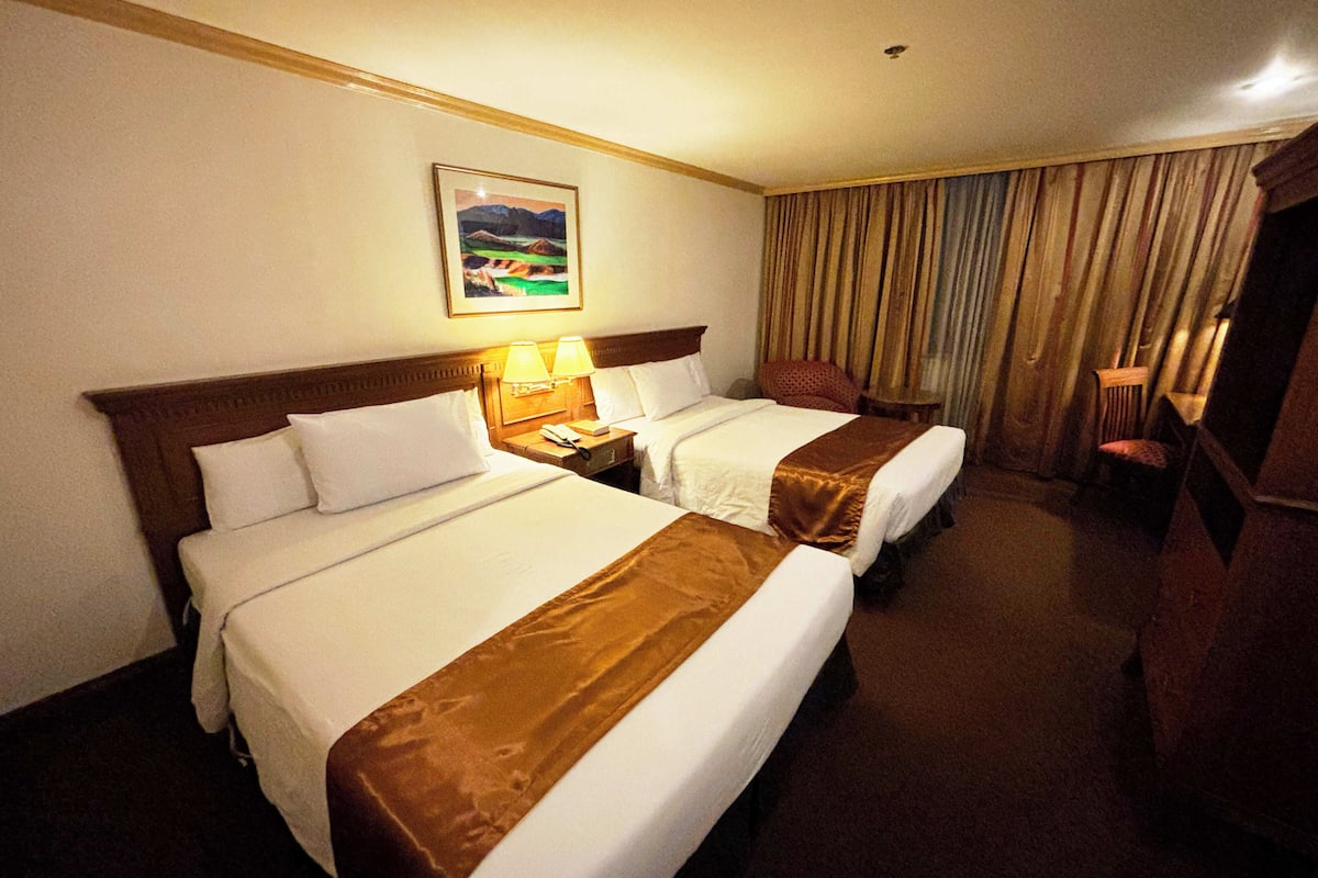 Deluxe Twin Room | Minibar, in-room safe, desk, blackout curtains