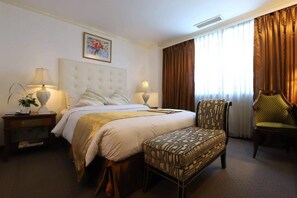 Minibar, caja de seguridad en la habitación y escritorio 