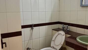 Standard Room | Bathroom | Shower, rainfall showerhead, free toiletries, towels