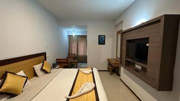 Premier Room | Hypo-allergenic bedding, desk, blackout curtains, iron/ironing board