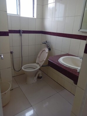 Chambre | Salle de bain | Douche, douche à « effet pluie », articles de toilette gratuits
