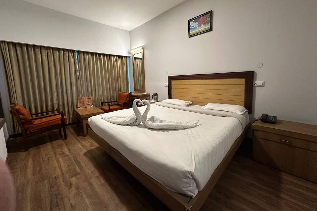 Deluxe kamer | Hypoallergeen beddengoed, een bureau, verduisterende gordijnen