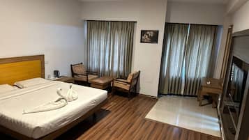 Premier Room | Hypo-allergenic bedding, desk, blackout curtains, iron/ironing board