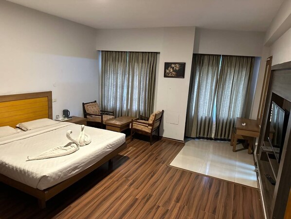 Premier Room | Hypo-allergenic bedding, desk, blackout drapes, iron/ironing board - Hotel Preethi Palace (Ootacamund)
