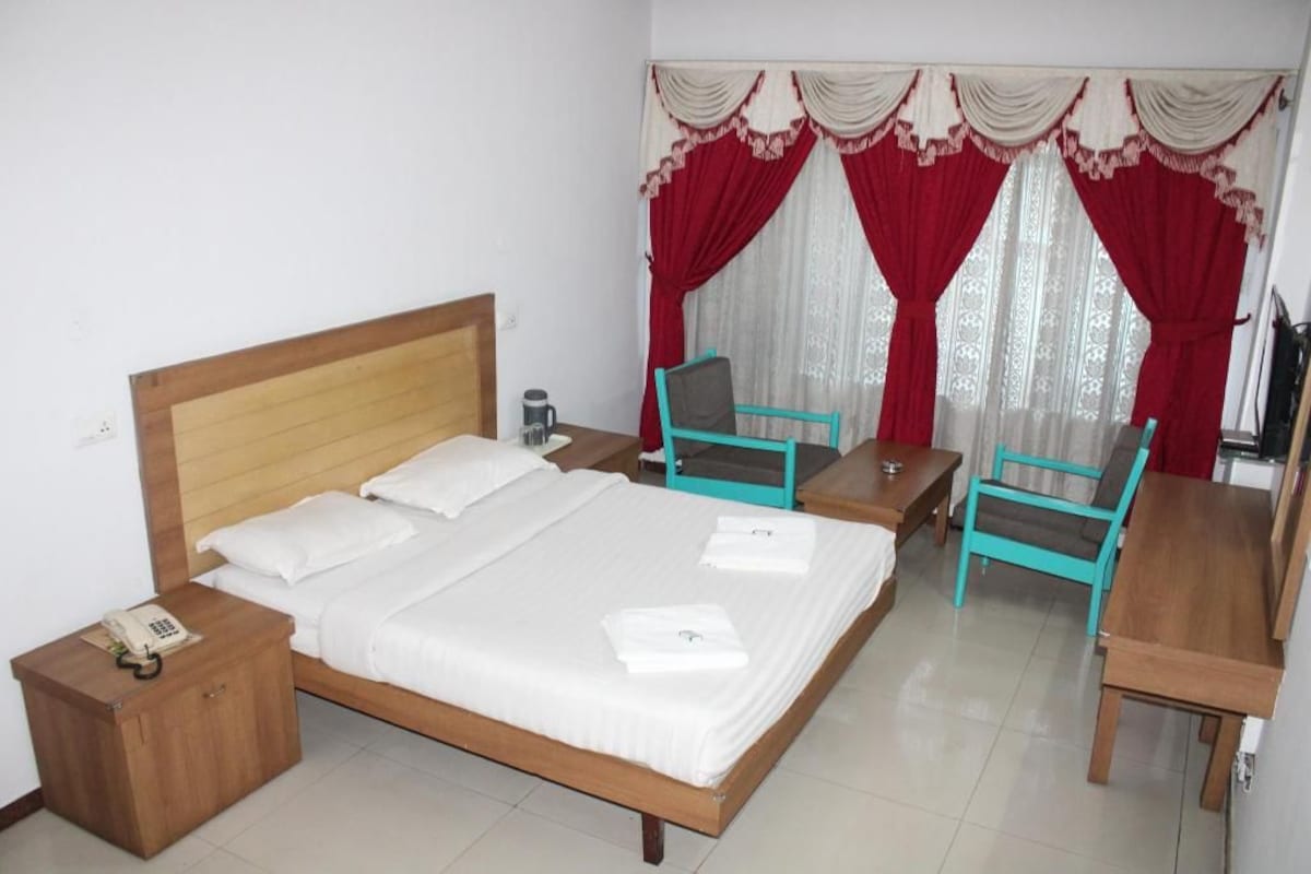 Hypo-allergenic bedding available, desk, blackout drapes