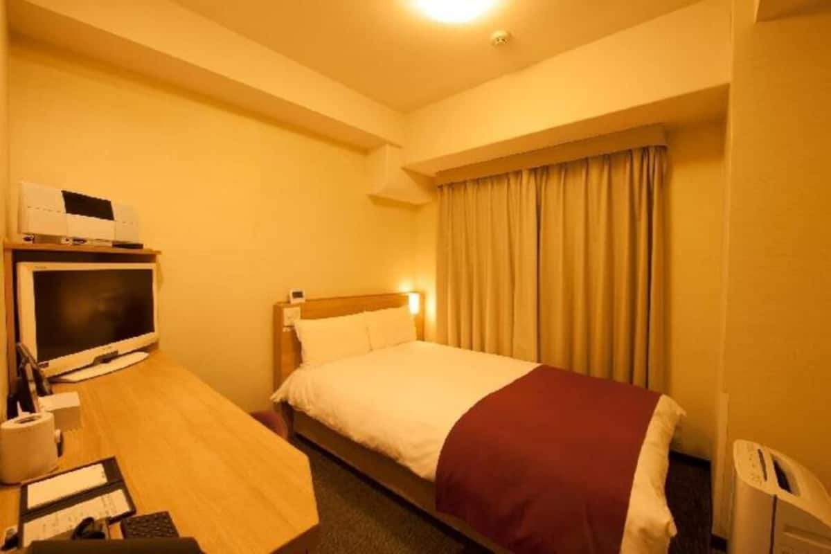 Down duvets, desk, blackout curtains, soundproofing