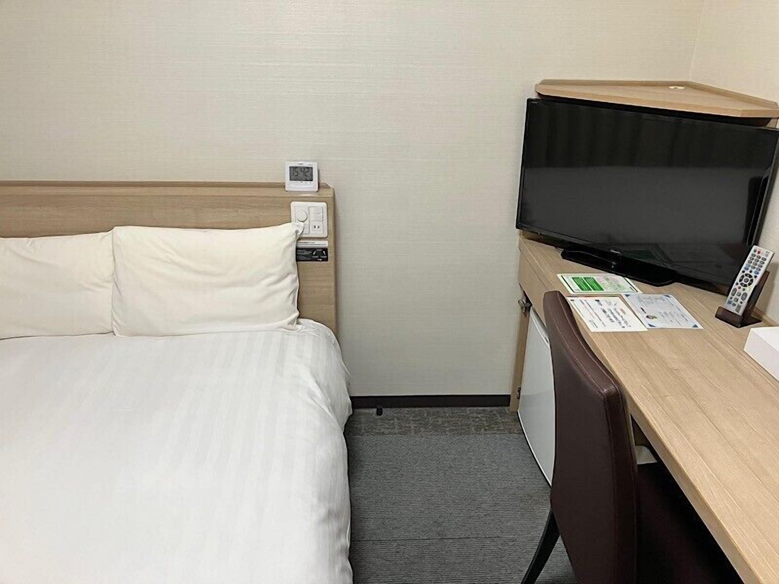 Kahden hengen economy-huone, 1 suuri yhden hengen sänky (13.6sqm, Without Housekeeping) | Untuvapeitot, työpöytä, pimennysverhot, äänieristys