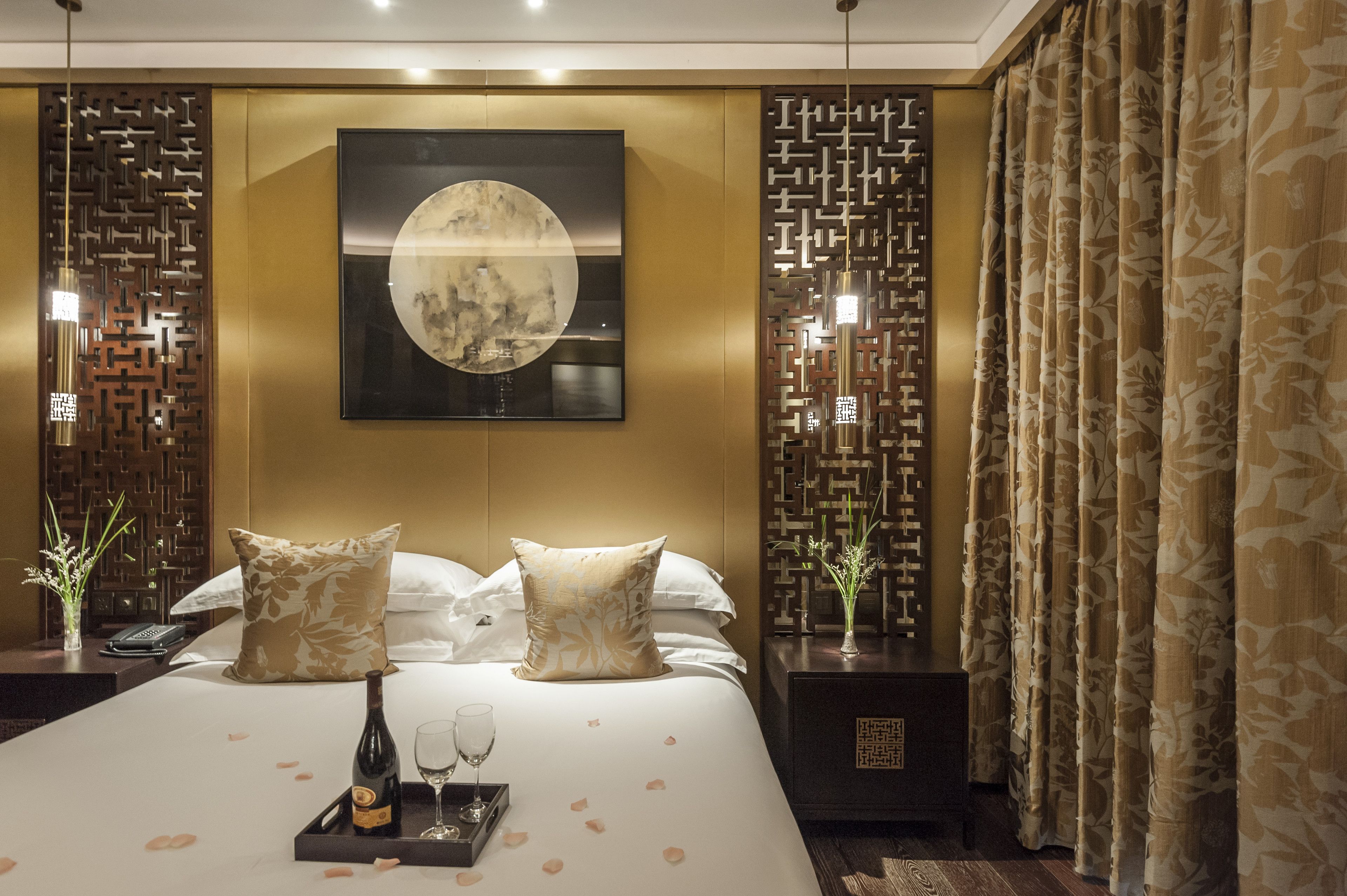 1 bedroom, egyptian cotton sheets, premium bedding, memory-foam beds