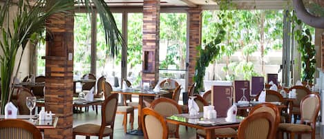 Breakfast, lunch, dinner served; international cuisine, alfresco dining