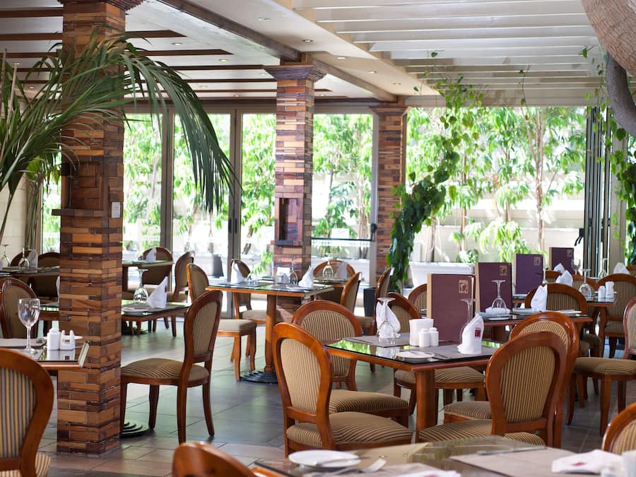 Der serveres morgenmad og internationale retter med udendørs servering