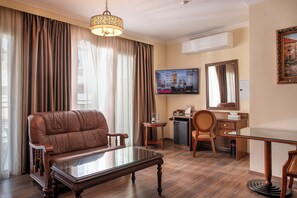 Junior-Suite | Hochwertige Bettwaren, Betten mit Memory-Foam-Matratzen, Minibar
