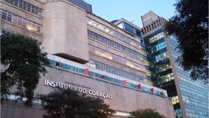 Ein mehrstöckiges Gebäude mit der Aufschrift „INSTITUTO DO CORAÇÃO“, das als medizinische Einrichtung dient.