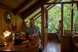 Phòng 4 | Bộ đồ giường cao cấp, két bảo mật tại phòng, trang trí khác biệt 