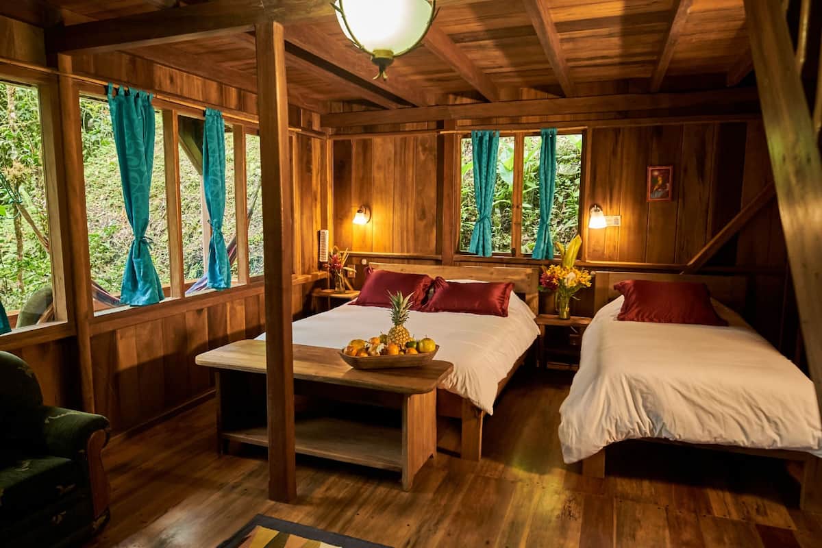 Familie bungalow, 2 slaapkamers | Luxe beddengoed, een kluis op de kamer, individueel gedecoreerd