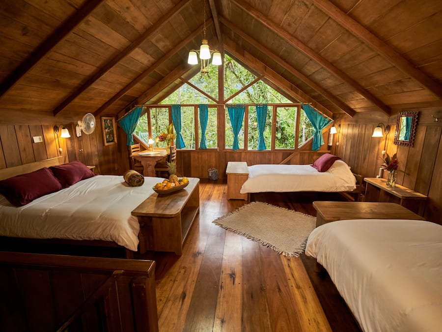 Ropa de cama de alta calidad y caja de seguridad en la habitación