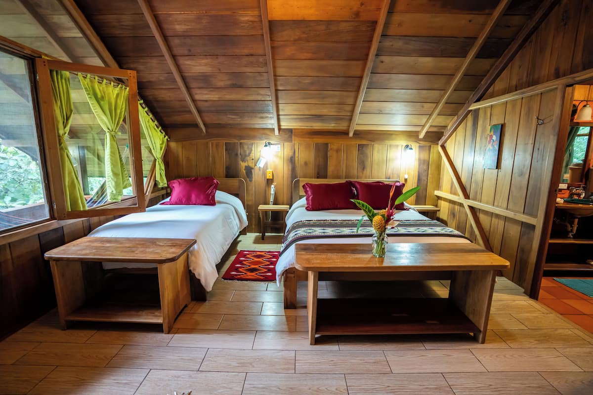 Ropa de cama de alta calidad y caja de seguridad en la habitación