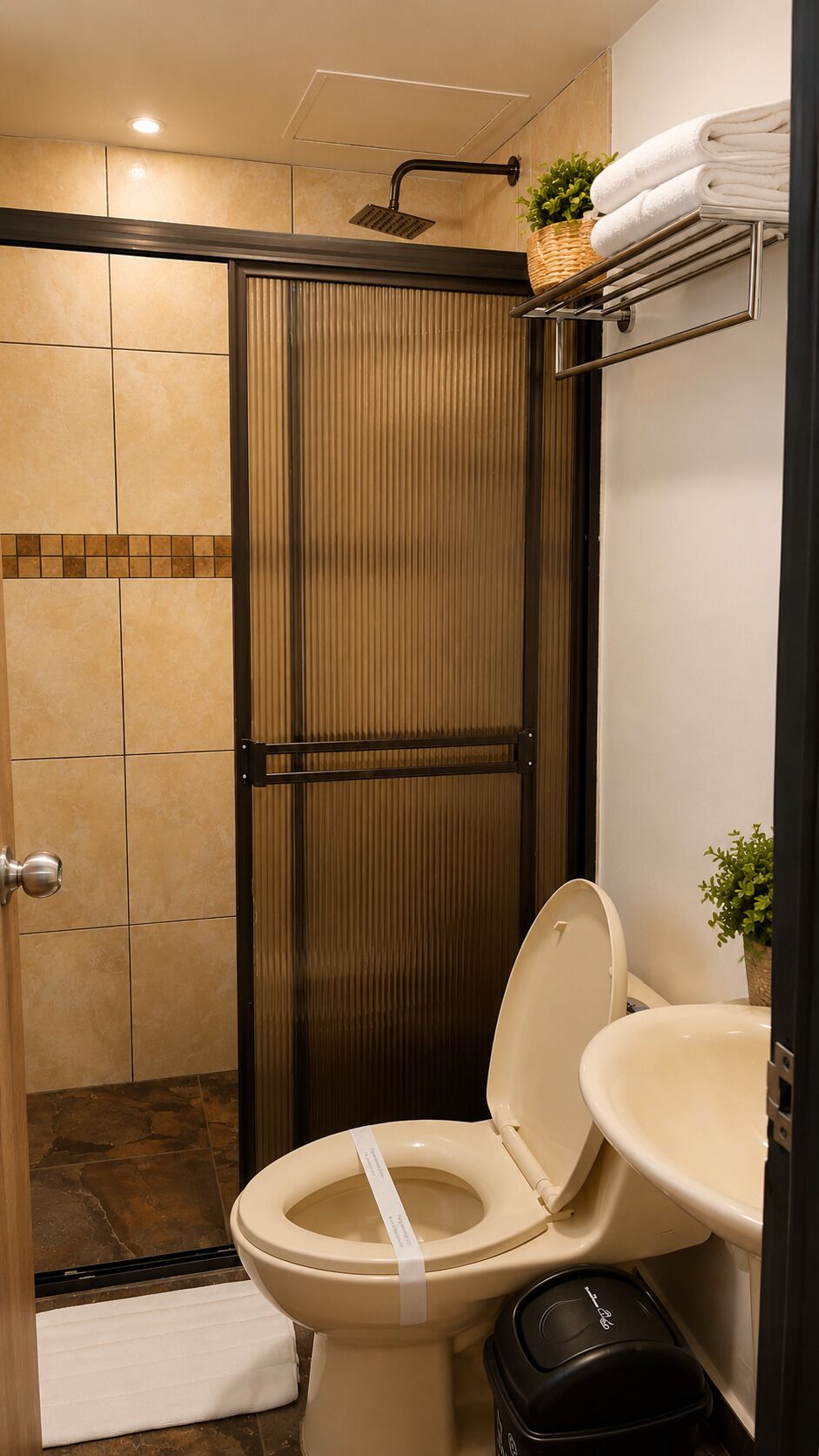 Habitación triple clásica | Baño | Toallas, jabón, shampoo, papel de baño 