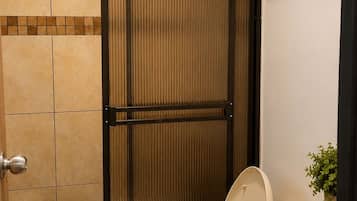 Habitación triple clásica | Baño | Toallas, jabón, shampoo, papel de baño