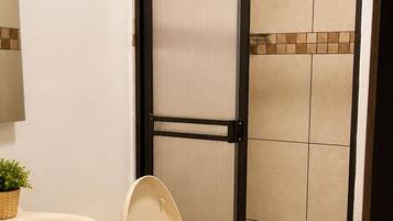 Habitación estándar con 2 camas individuales | Baño | Toallas, jabón, shampoo, papel de baño