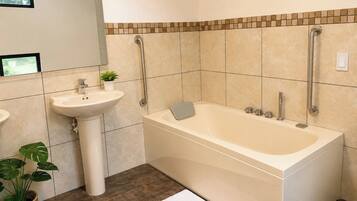 Quarto casal luxo | Banheiro | Toalhas de banho, sabonete, shampoo, papel higiênico