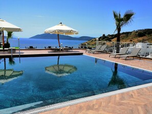 Seasonal outdoor pool, pool umbrellas, sun loungers - Casa Mare Bodrum (Bodrum)