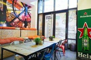 Sports bar - St Christopher's Inn Gare Du Nord - Hostel (Paris)