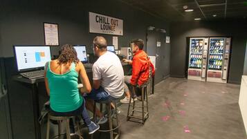 Een 'Chill Out Lounge' met barstoelen, computers en een automaat.