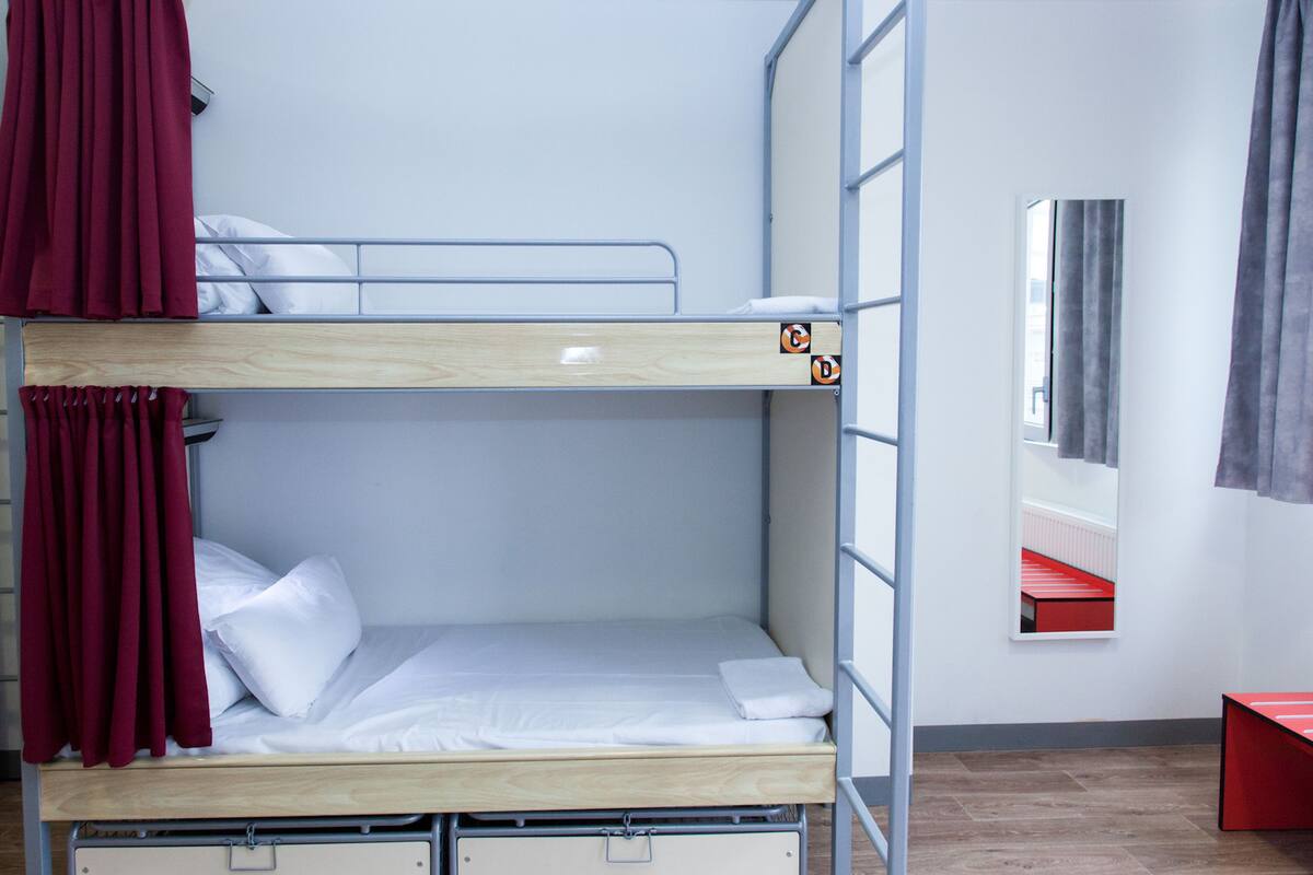 Twin Room with Bunk Bed and Private Bathroom' | アイロン / アイロン台、WiFi (無料)、ベッドシーツ