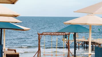 Accommodatie ligt op het strand, ligstoelen, parasols, strandlakens