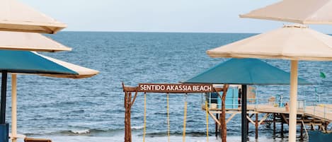 På stranden, solsenger, parasoller og strandhåndklær