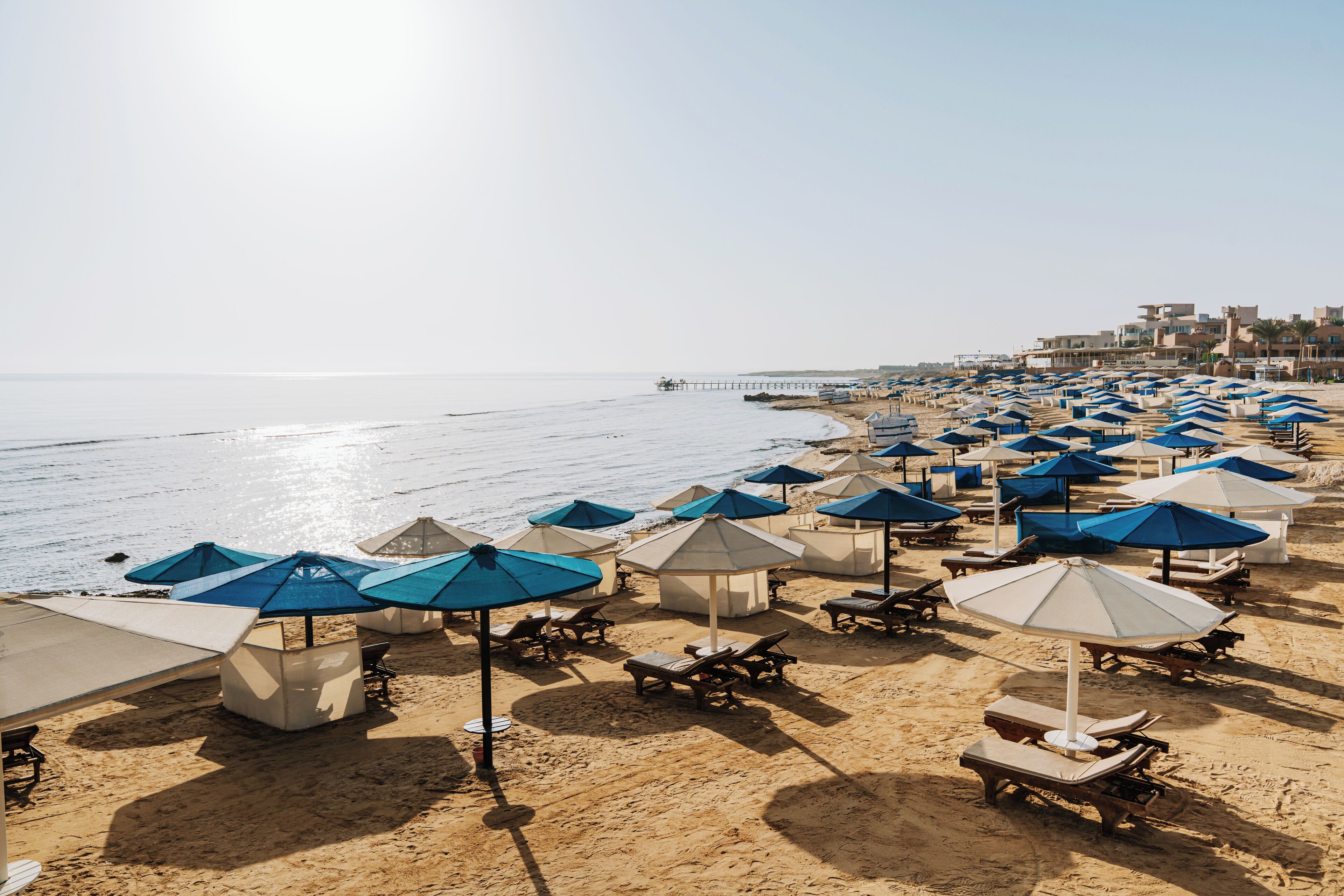 Am Strand, Liegestühle, Sonnenschirme, Strandtücher