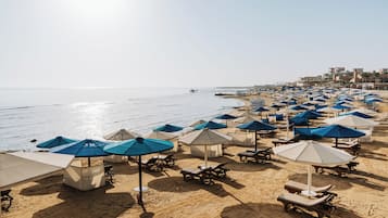 Am Strand, Liegestühle, Sonnenschirme, Strandtücher