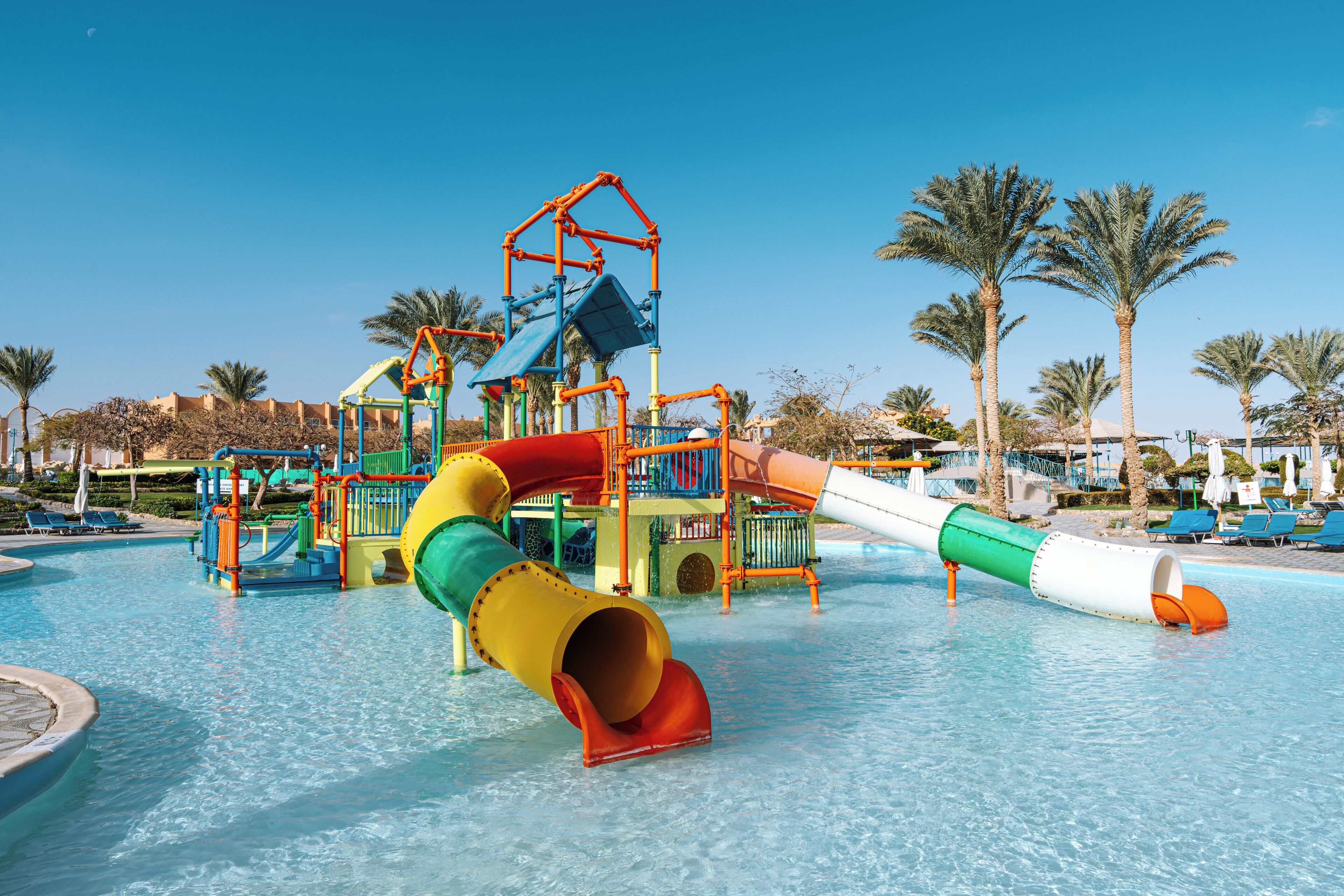 5 outdoor pools, sun loungers
