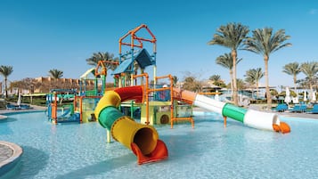 5 outdoor pools, sun loungers