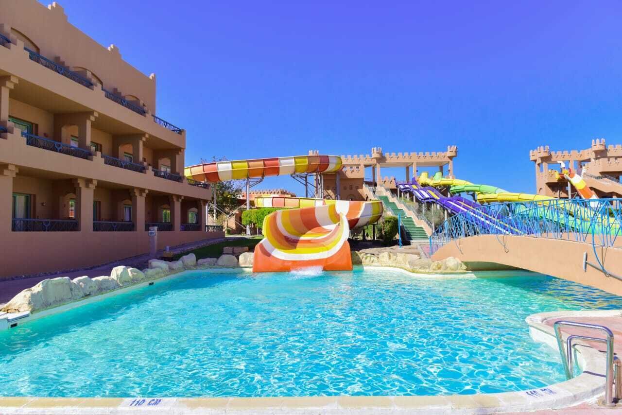 5 outdoor pools, sun loungers