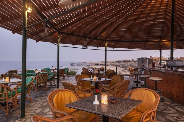 3 間餐廳；供應早餐、午餐、晚餐；多國菜