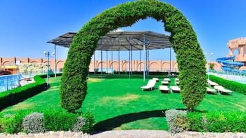5 outdoor pools, sun loungers