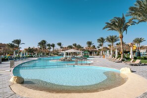 5 outdoor pools, sun loungers