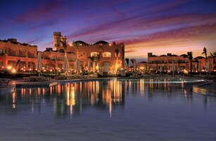 5 室外游泳池，日光浴躺椅