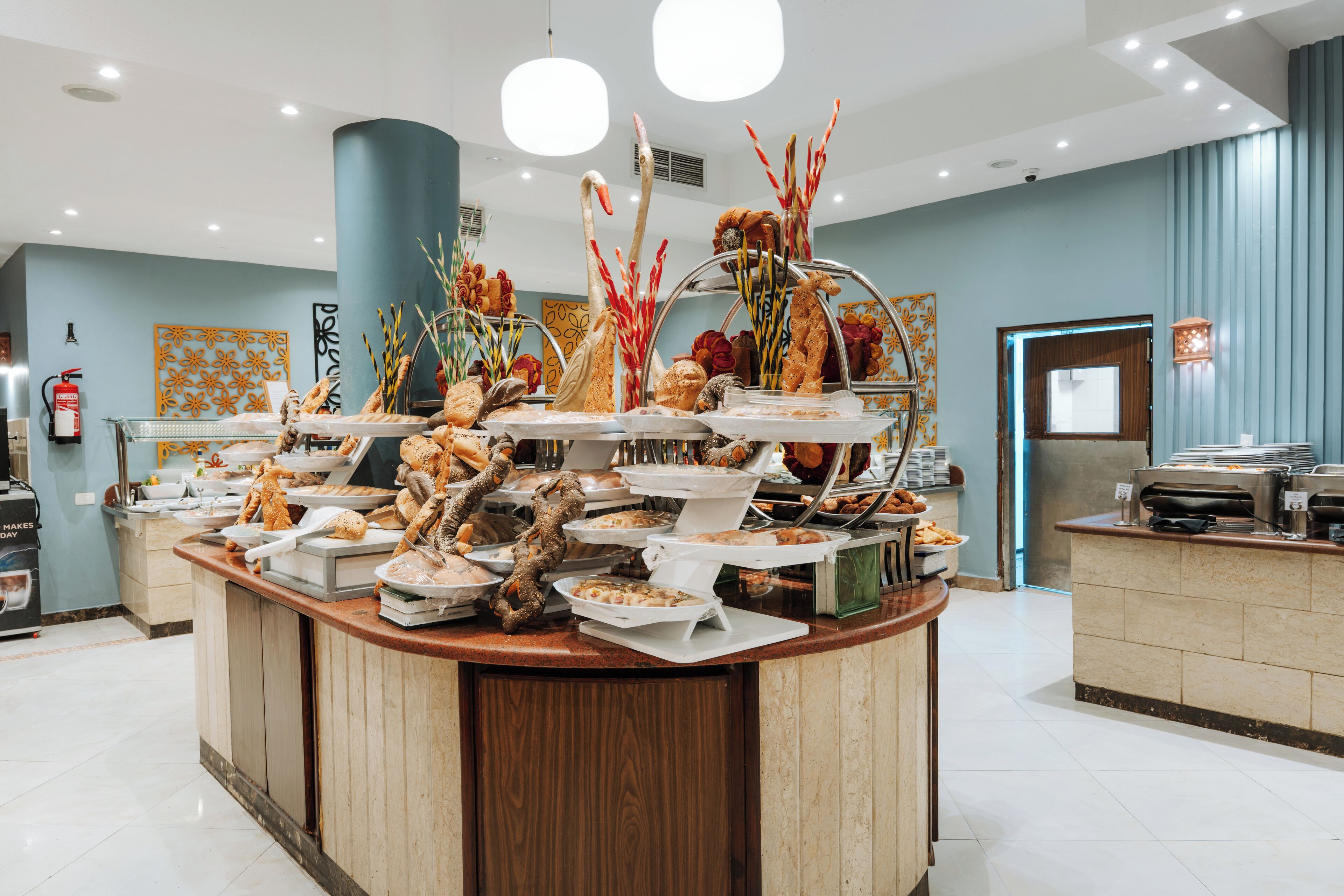 3 restaurants servant le petit déjeuner, le déjeuner et le dîner