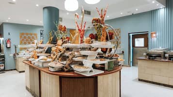3 restaurants; breakfast, lunch, and dinner served