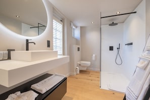 Junior suite | Badkamer | Een aparte badkuip en douche, designer toiletartikelen, een haardroger