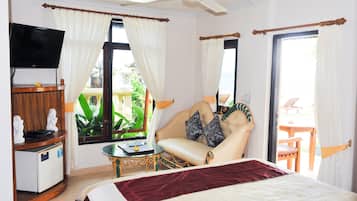 Minibar, caja de seguridad en la habitación y decoración personalizada